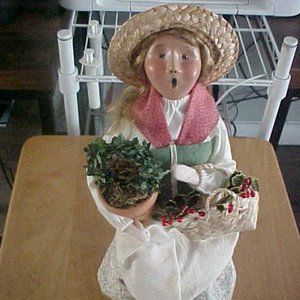 Byers Choice Caroling Williamsburg Colonial Lady Gardener Topiary Wreath 2001